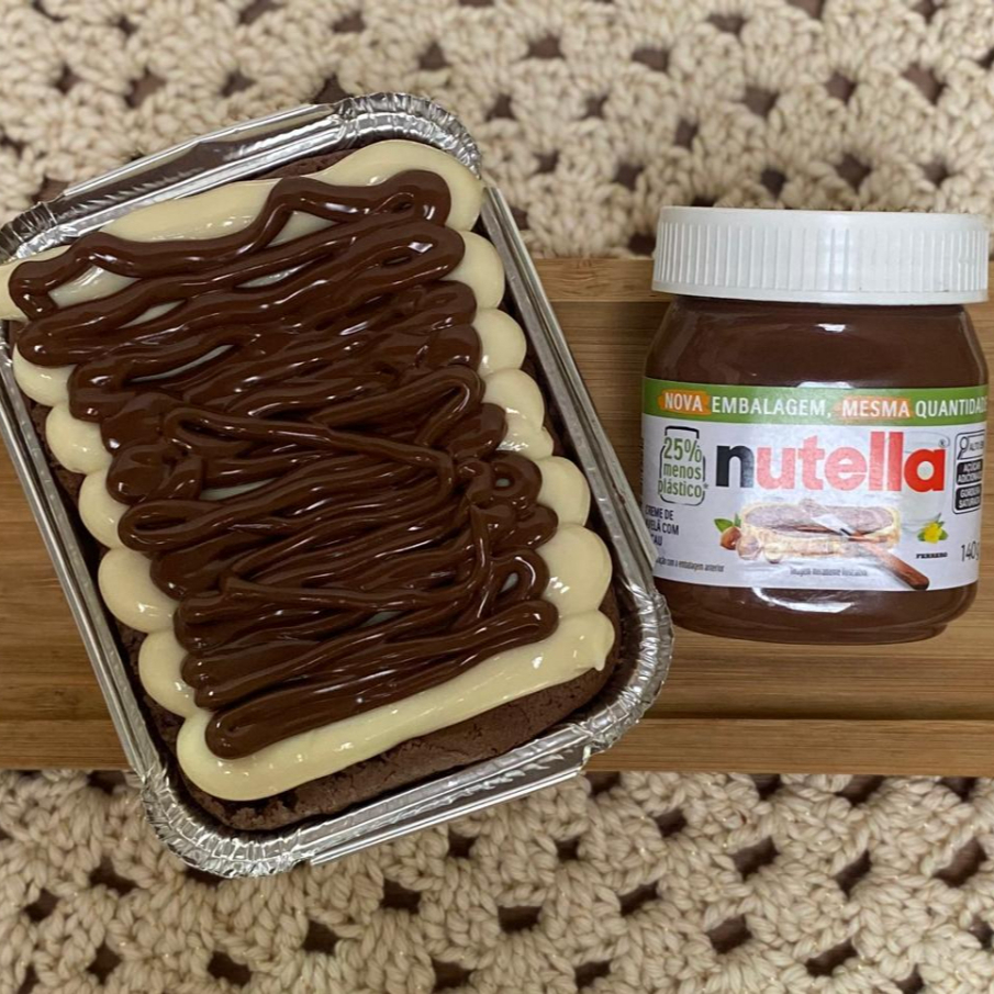 Nosso brownie é querido, super chocolatudo, com casquinha crocante e interior molhadinho, perfeito para quem ama chocolate de verdade. Para deixar ainda melhor, é finalizado com brigadeiro e granulado de chocolate nobre, tornando cada mordida simplesmente irresistível. Pesa em média 220g.