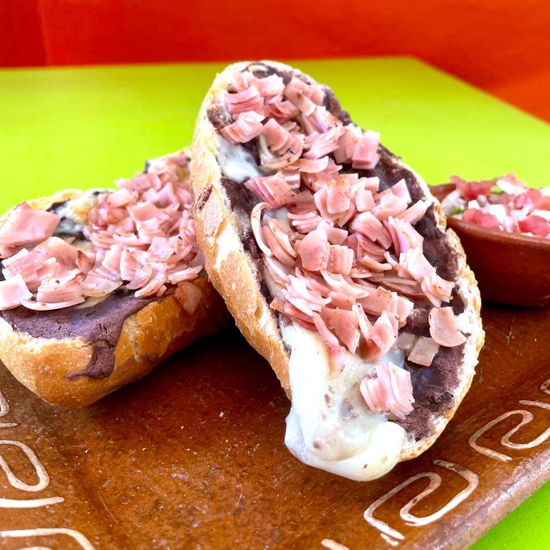 Molletes con Jamon