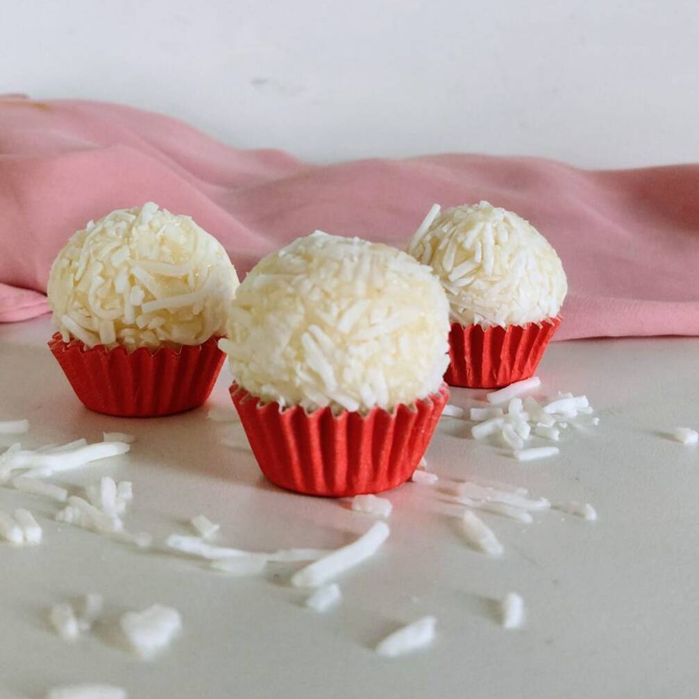 Delicioso brigadeiro de prestigio, feito de leite condensado, creme de leite ,coco em flocos, super macio, o doce perfeito pra você se deliciar.