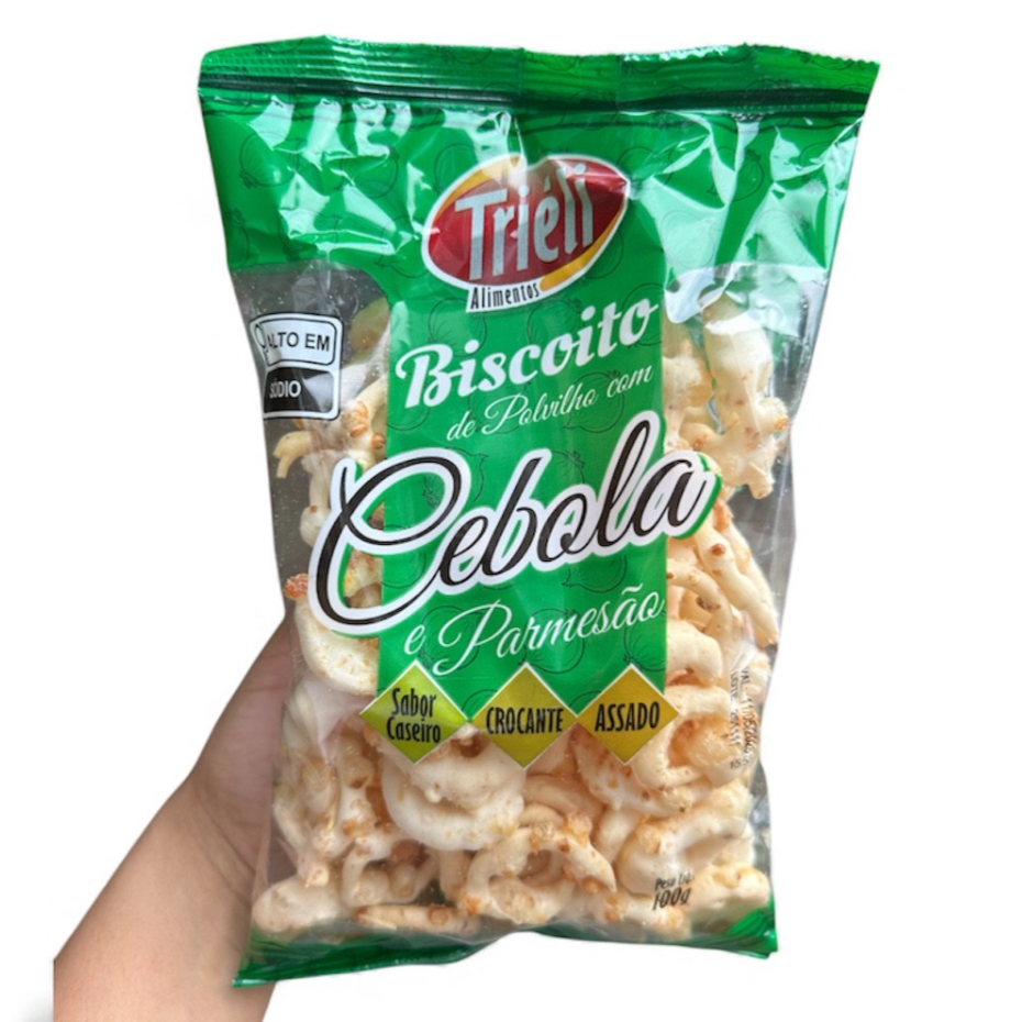 O Biscoito de Parmesão com Cebola combina a intensidade do parmesão com o sabor marcante e natural da cebola — ingrediente que, além de delicioso, é conhecido por contribuir para o fortalecimento do sistema imunológico, auxiliar na digestão e favorecer o bem-estar. Assado lentamente, ele ganha textura crocante, leve e irresistível, com um aroma que conquista já na primeira abertura do pacote. Surpreenda-se com esse novo conceito de biscoitos artesanais. Simplesmente irresistível.
