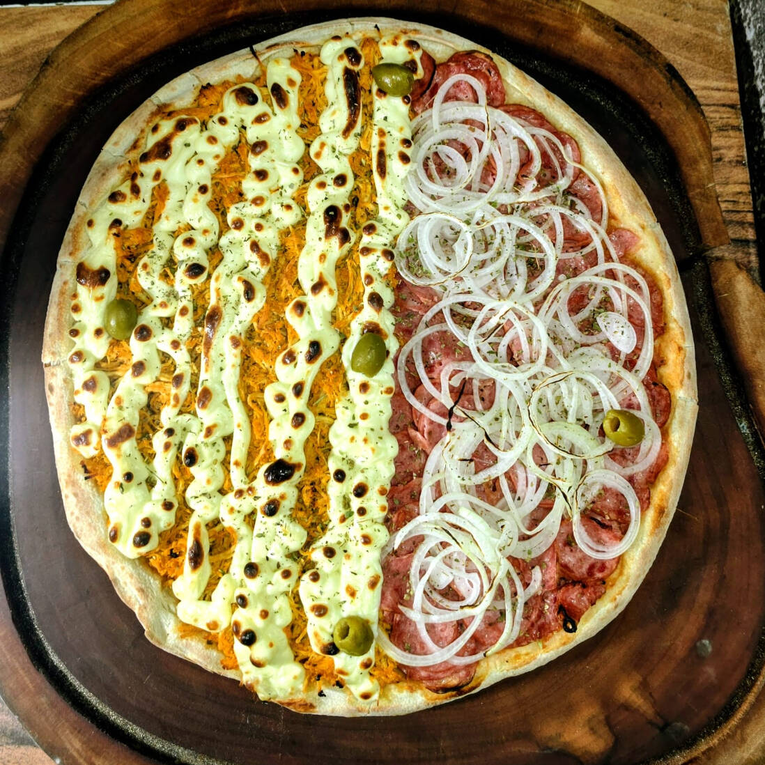PIZZA MEIA FRANGO COM CATUPIRY / MEIA CALABRESA ACEBOLADA -