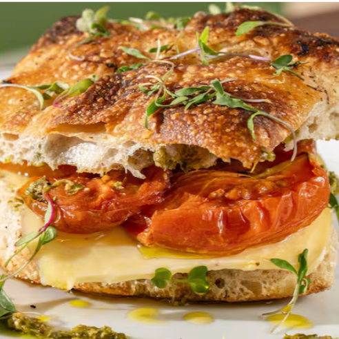 Focaccia/ Queijo emmental/ Pesto de Manjericão/ Tomate confit.