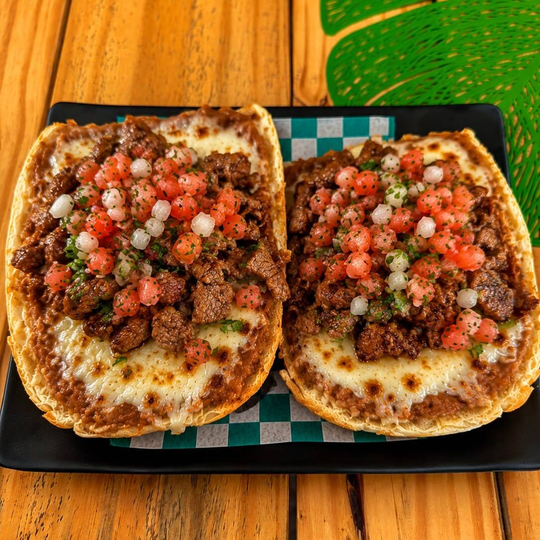 Molletes con Bistec