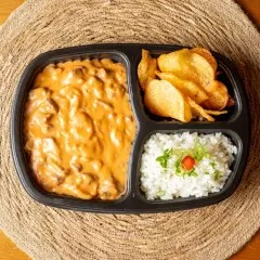 Cubos de Frango ao molho cremoso, acompanhadas de arroz soltinho e chips de batata doce