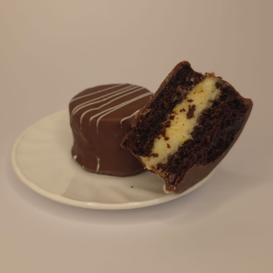 Massa super fofinha com toque de especiarias, recheada generosamente com um cremoso prestigio e finalizada com uma casquinha crocante de chocolate ao leite. Equilíbrio perfeito a cada mordida!