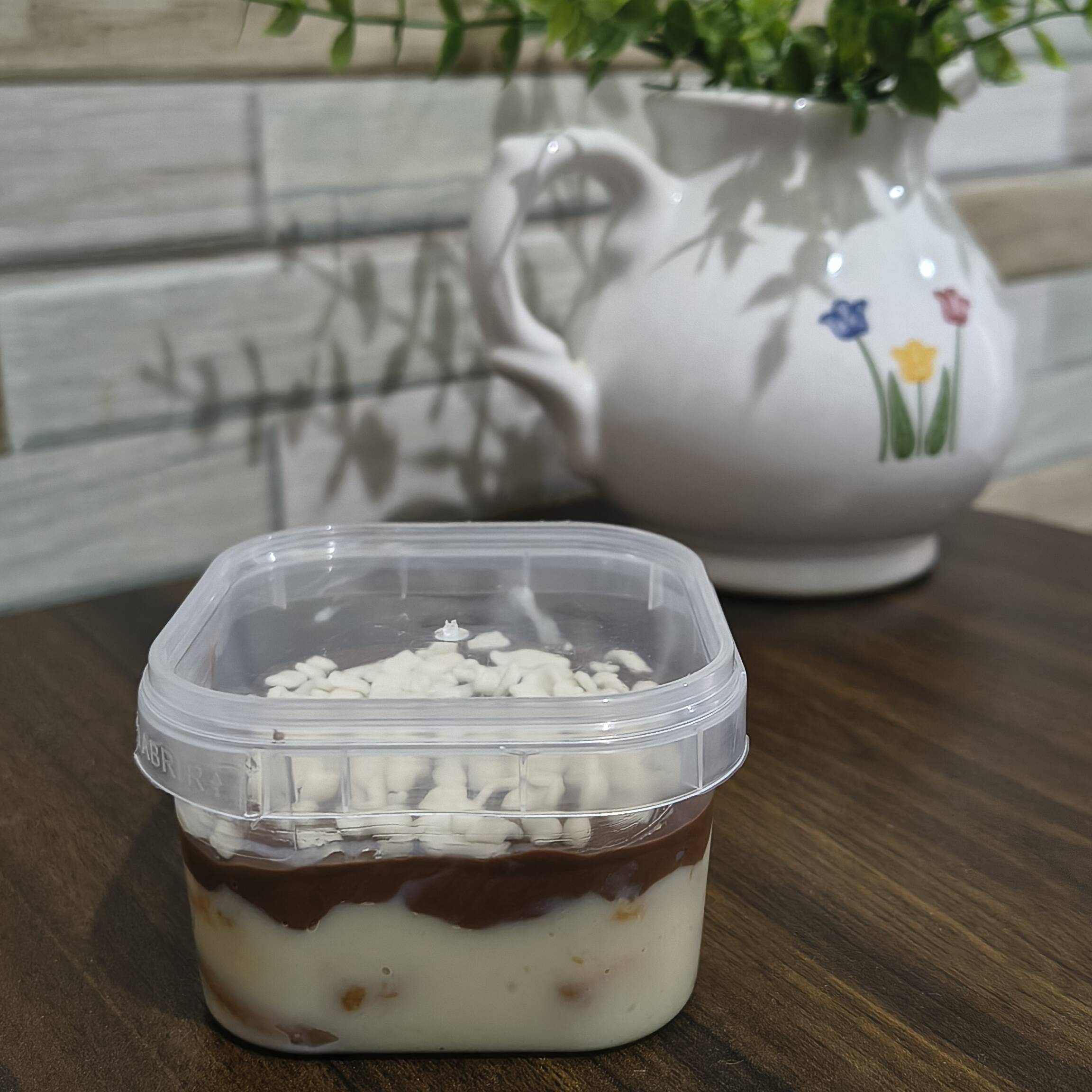 Brigadeiro de Ninho com Pedaços de Biscoito com Cobertura de Nutella Finalizado com Granulado de Chocolate Branco