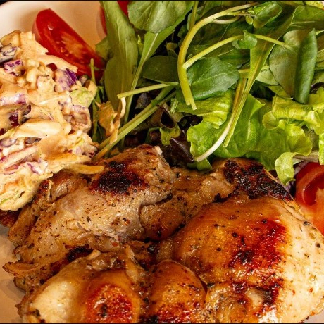 Defumadas com lenha frutífera e nosso rub especial para aves. Acompanha maionese de batatas e salada verde.