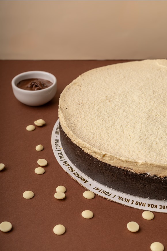 Se um mousse é bom, imagine dois! Uma base de bolacha de chocolate, com mousse de chocolate meio amargo, depois um mousse de chocolate branco e toda essa cremosidade finalizada com uma fina camada de leite em pó.
Deu água na boca né? Peça já a sua!
Aproximadamente 0,9 kg
Serve 6 fatias