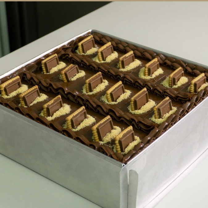 Nossa estrela: Bolo de massa de Chocolate com recheio de Creme de Ninho e Creme de Brigadeiro com pedacinhos de biscoito.