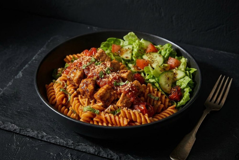 Pollo harissa + fusilli+ ensalada