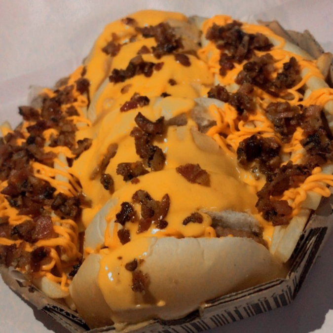 2 Hamburguer ( Carne, Ovo, Cheddar ) 400 Gr Batata Frita, Cheddar Gourmet, Bacon