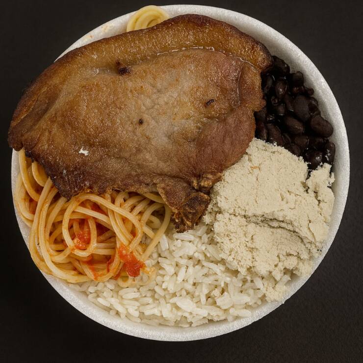 Marmita composta por: Bisteca Grelhada, arroz, feijão, macarrão e farofa. Peso aproximado: 400g a 450g