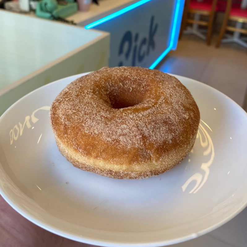 Donut fresquinho e fofinho com cobertura de Açúcar E Canela