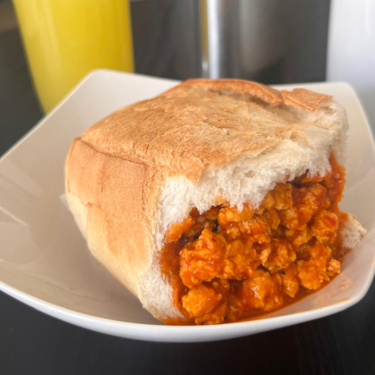 BOLILLO HUEVO CON SALSA ROJA