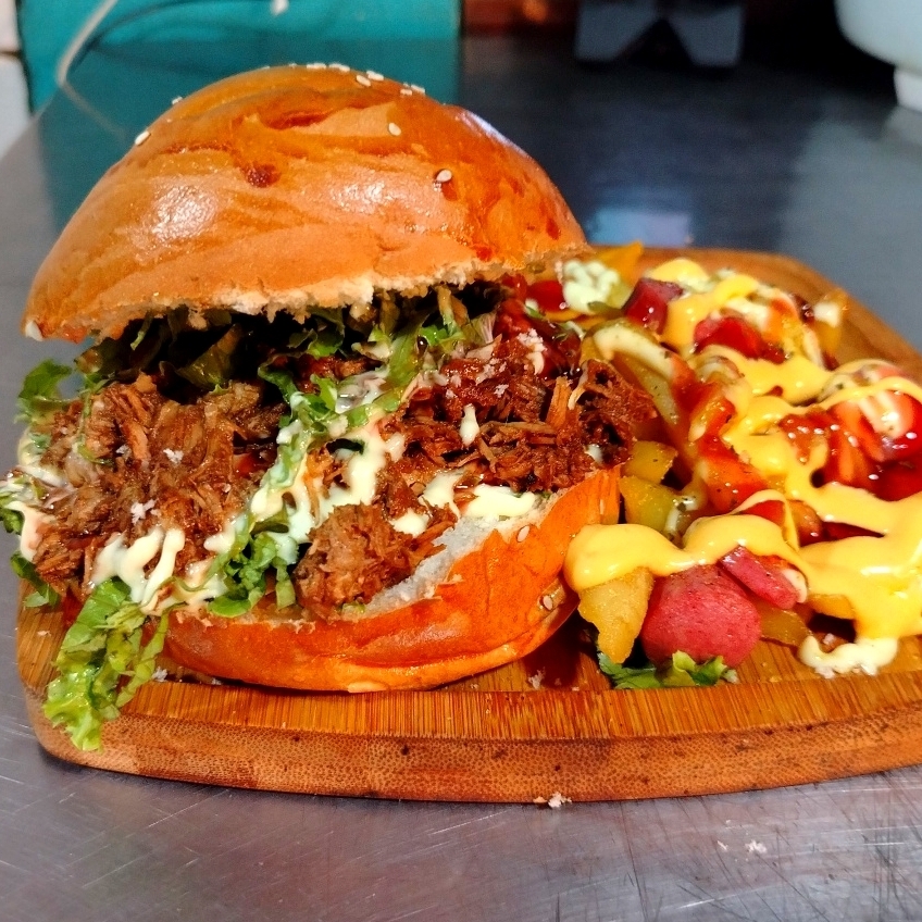 Hamburguesa Volcán o con Chile Papas y Doraditas