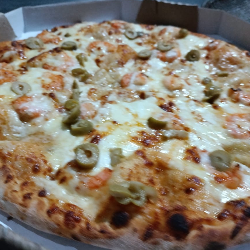 Massa napolitana de longa fermentação, molho de tomate artesanal, camarões, orégano, catupiry, cebola e azeitonas.