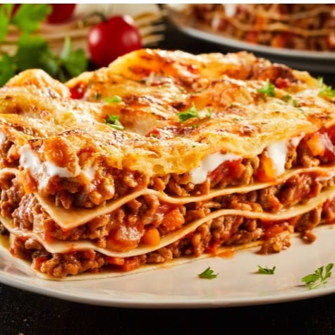 Deliciosa lasanha à bolonhesa, feita com ingredientes frescos e camadas generosas de molho caseiro e queijo derretido. Prática, saborosa e perfeita pra sua refeição