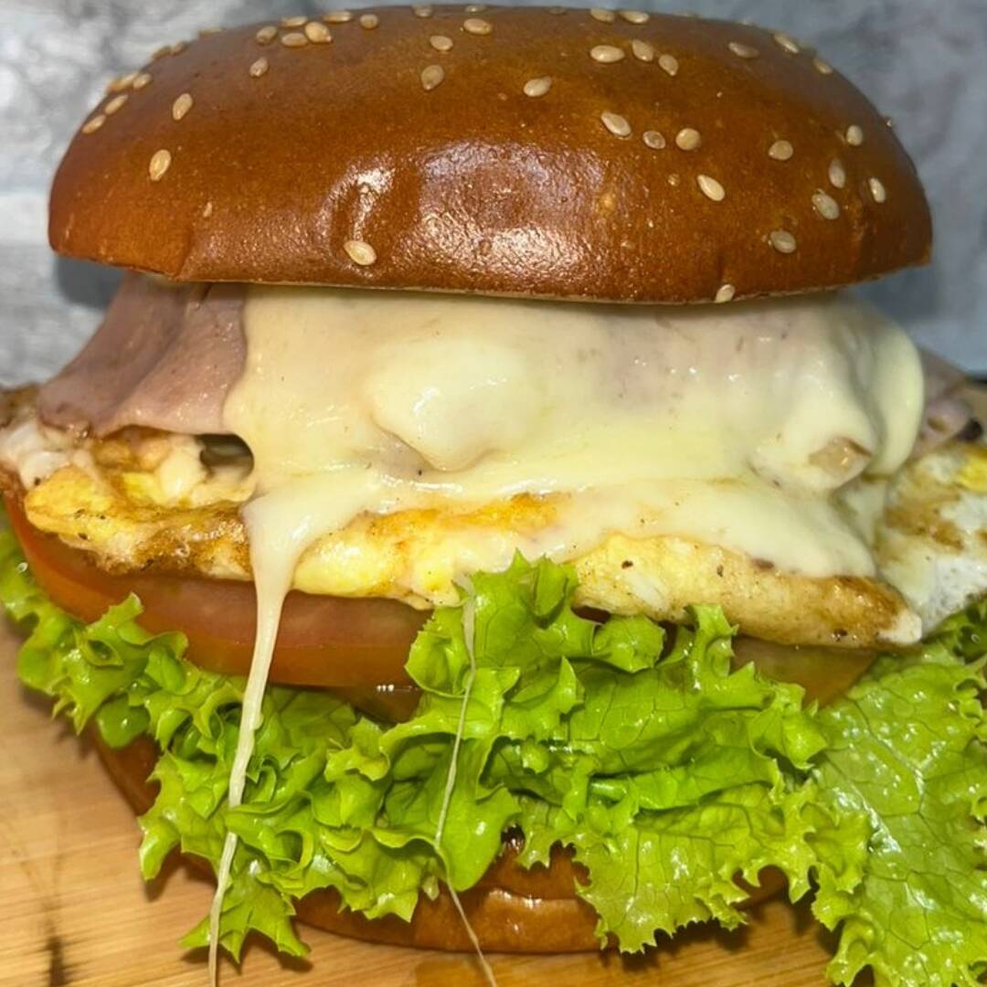 Pão de Brioche, Hambúrguer 120g, Ketchup, Maionese, Presunto, Mussarela, Ovo e Salada