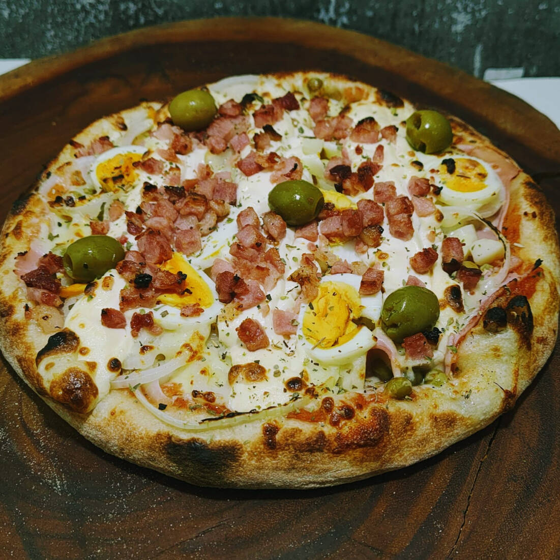 MASSA / MOLHO TOMATE NATURAL / PRESUNTO / PALMITO / ERVILHA/ OVO / CEBOLA / MUSSARELA/ CATUPIRY / BACON AZEITONA E OREGANO