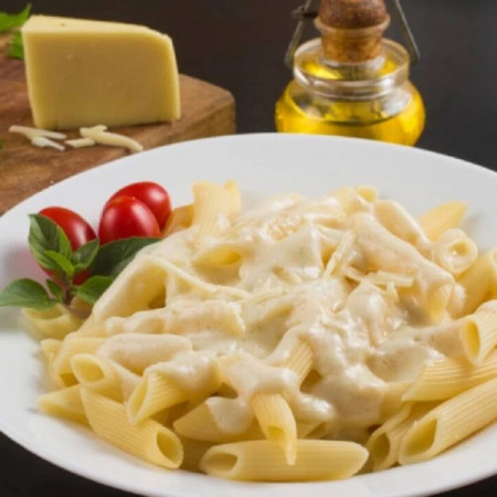 Penne ao molho quatro queijos, finalizado com queijo ralado e salsinha, servido com uma proteína da sua escolha. Um prato completo e irresistível. (*) Não fazemos alterações!