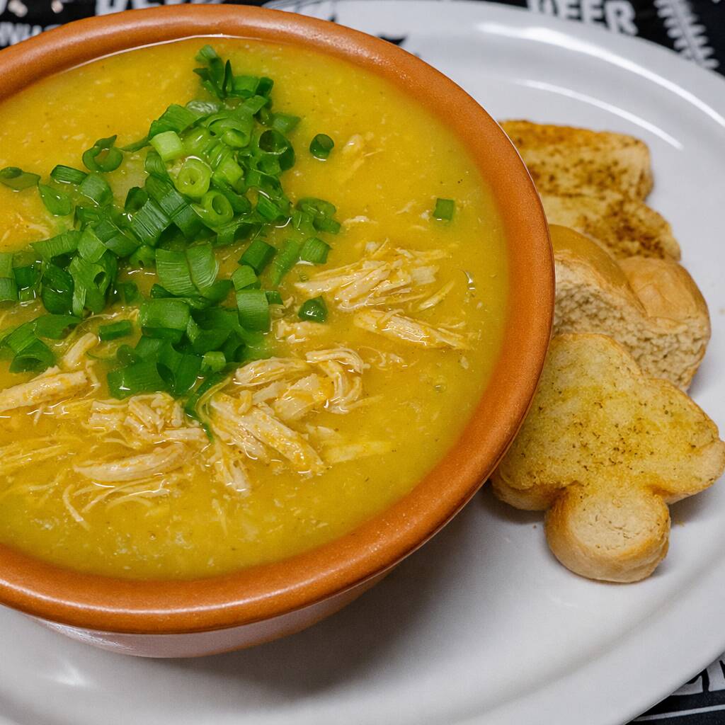 Delicioso caldo de mandioquinha, preparado com ingredientes selecionados para garantir uma textura cremosa e um sabor aconchegante. Finalizado com cebolinha fresca, é servido acompanhado de torradas temperadas e crocantes, que complementam perfeitamente cada colherada.