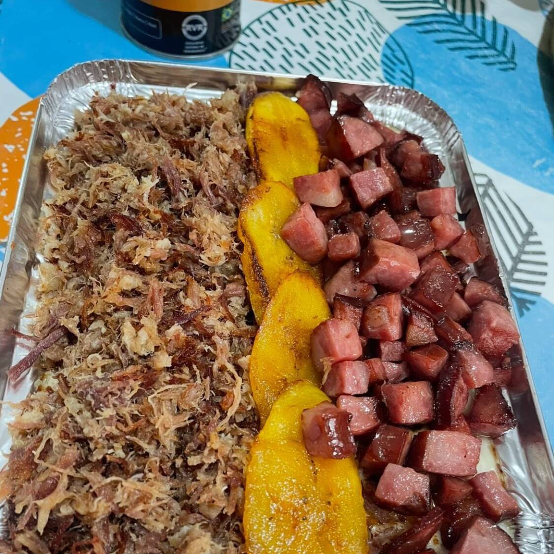 Aproximadamente 1litro e comem de 2 a 2 pessoas