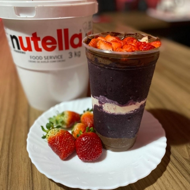 Açaí fresco com morangos suculentos, Creme de avelã e Leite em pó, a combinação perfeita entre doçura e frescor para quem quer uma experiência única.