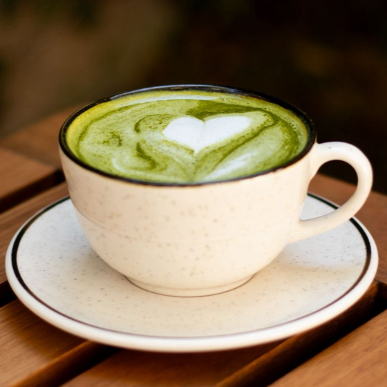 Bebida vegetal de aveia Nude® vaporizada com matcha e harmonizado com essência de baunilha. 150ml