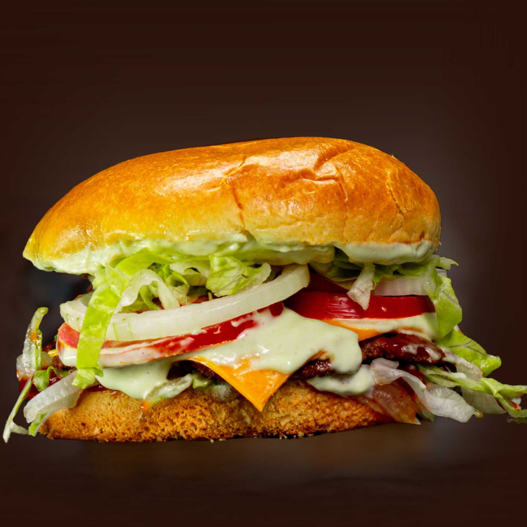 Nosso X - Salada Smash é servido no Pão Brioche macio, Smash Artesanal 80g: Carne suculenta com aquela crostinha deliciosa, Fatias de Cheddar, Salada de Alface americana crocante, tomate e cebola e Maionese Verde Artesanal.
01 Pote de Molho Especial (Extra).