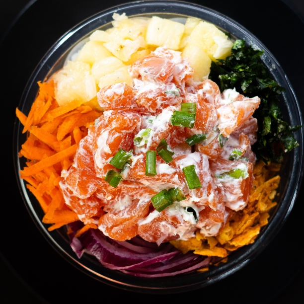 Que tal um poke montado do seu jeitinho? Acompanha já arroz, 2 shoyo e 1 hashi. 430g Serve 1 pessoa