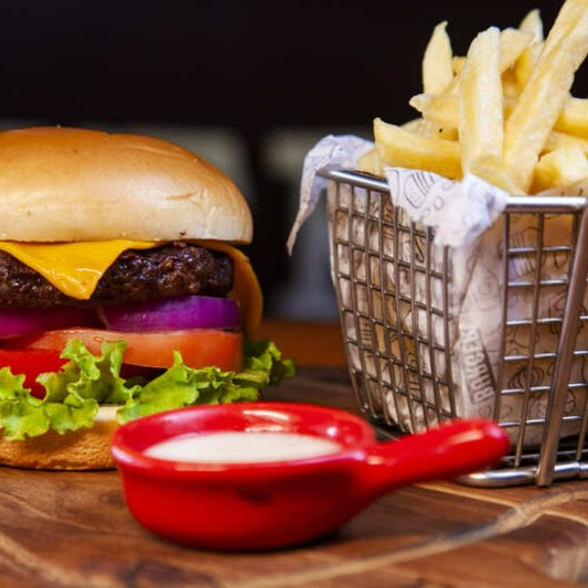 Uma explosão de sabor com hambúrguer Angus, cebola roxa, alface e tomate, tudo em um pão brioche. Escolha seu acompanhamento e molho para uma refeição inesquecível!