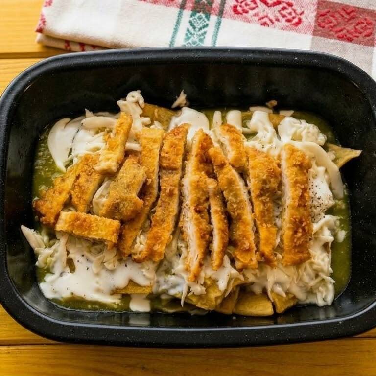 Chilaquiles con Milanesa + Agua de Jamaica 500 Ml
