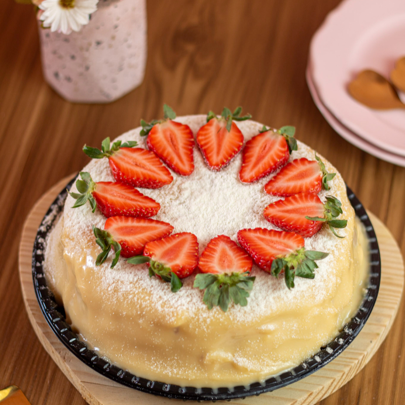 Massa branca de coco, recheio de Ninho cremoso trufado com morangos frescos.