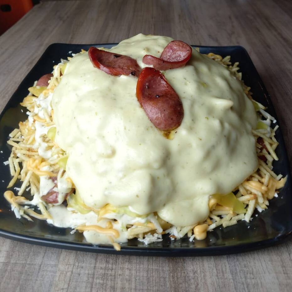 Salchipapa Suiza