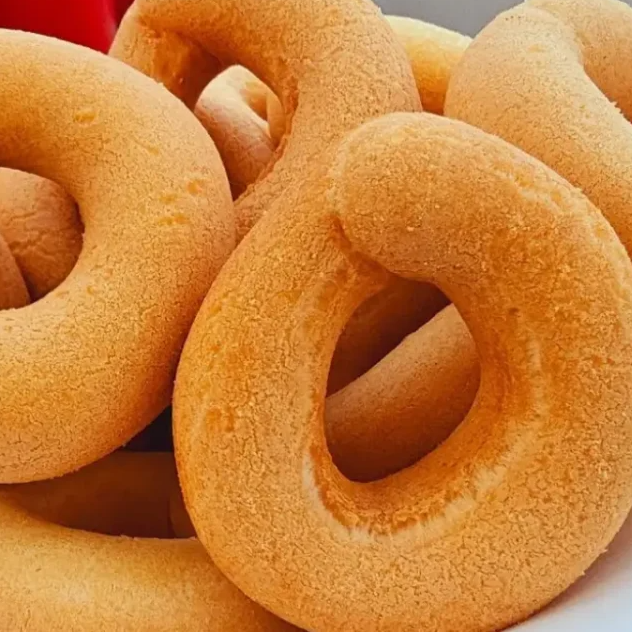 Com açúcar e canela.