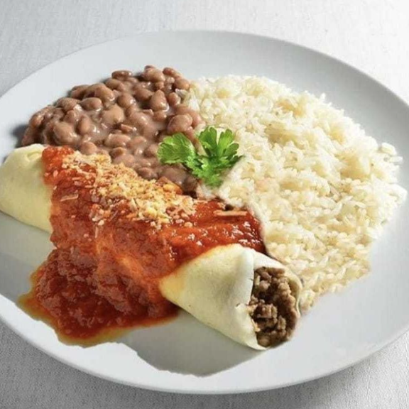 Panqueca acompanhada de arroz, feijão e fritas.
