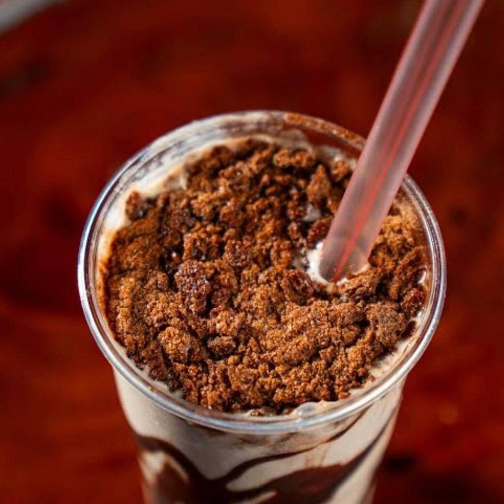 milke shake feito com sorvete de baunilha,cobertura de chocolate,ovomaltine,leite integral