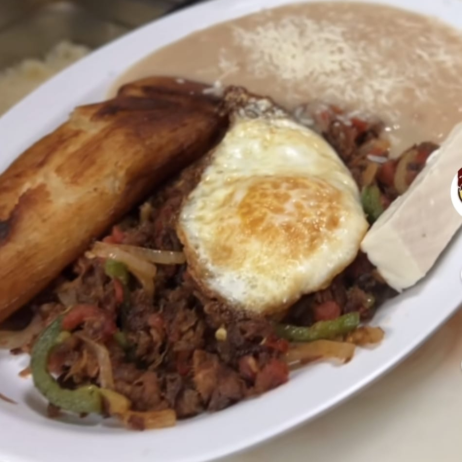 Machaca con Frijolitos, Tamal y Huevo al Gusto