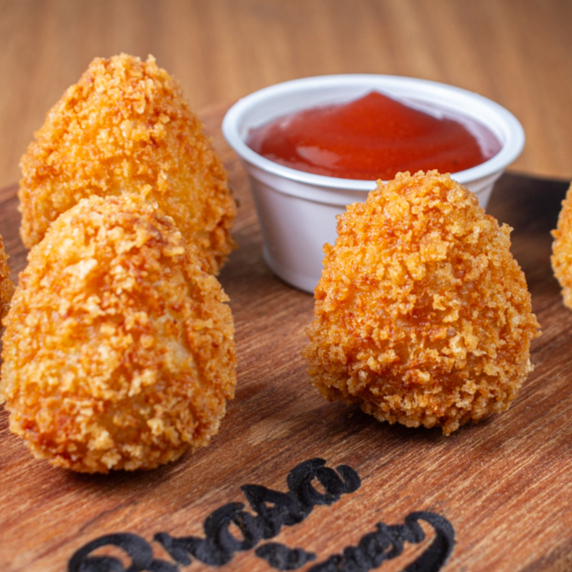 Nossa receita especial, são 3 deliciosas coxinhas sem massa. Nosso recheio frango com gorgonzola e catupiry, que faz dessa coxinha ser incrível. Não leva massa, o próprio recheio é empanado com farinha panko, trazendo uma crocância espetacular.