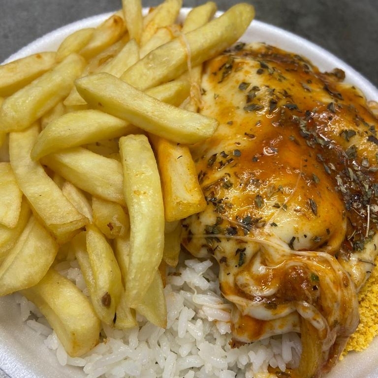 2 Bifes de Frango Parmegiana, Arroz, Feijão, Farofa Atorresmada e Fritas
