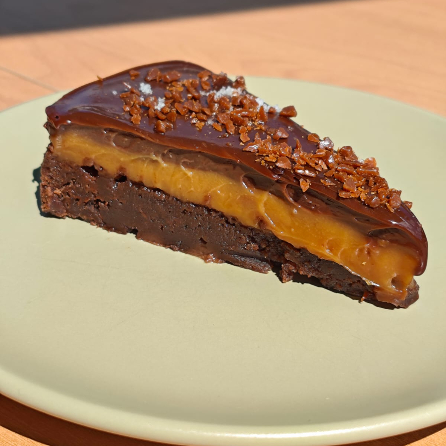Base de brownie de chocolate, caramelo salgado cremoso, ganache com blend de chocolates, finalizado com crocante de caramelo e flor de sal.