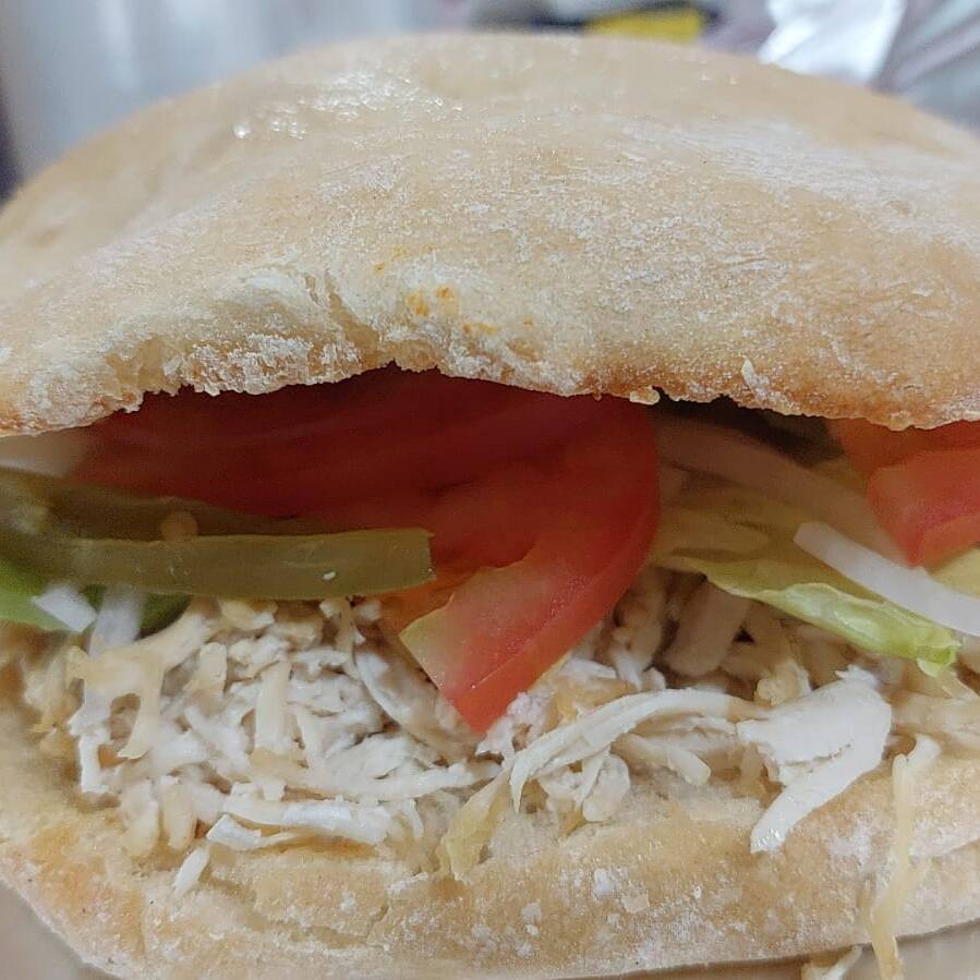 Torta de Pollo +agua de Jamaica de Medio