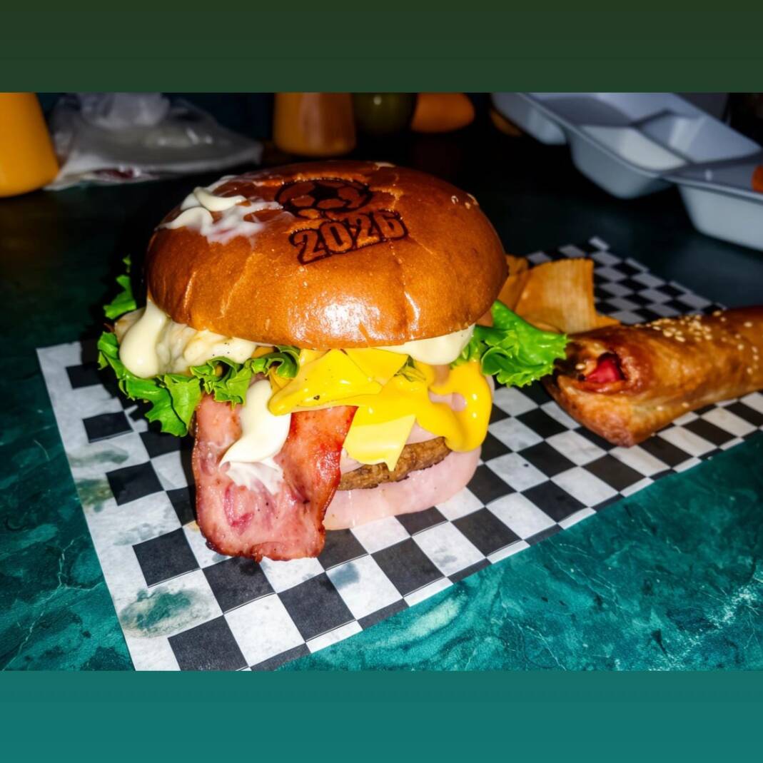 Hamburguesa de pollo con tocino y jamon