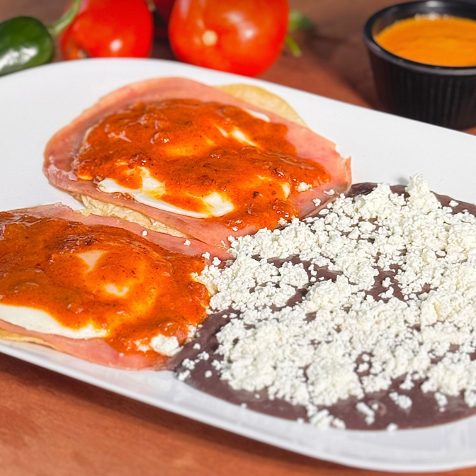Huevos Rancheros con Salsa de Chorizo