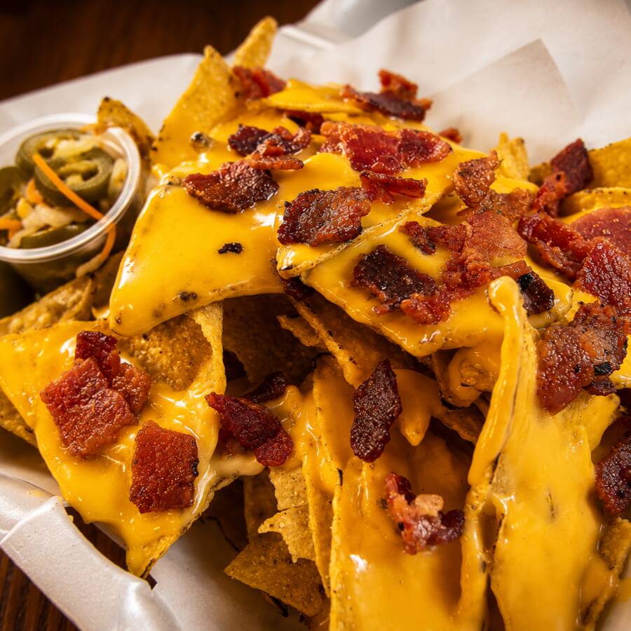 NACHOS CON TOCINO Y QUESO