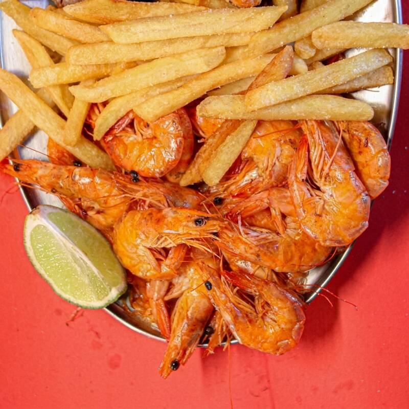 Meia porção de camarão com fritas