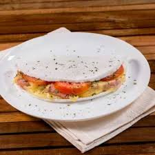 Tapioca de pizza vem com: queijo, tomate, oregano e azeitona.