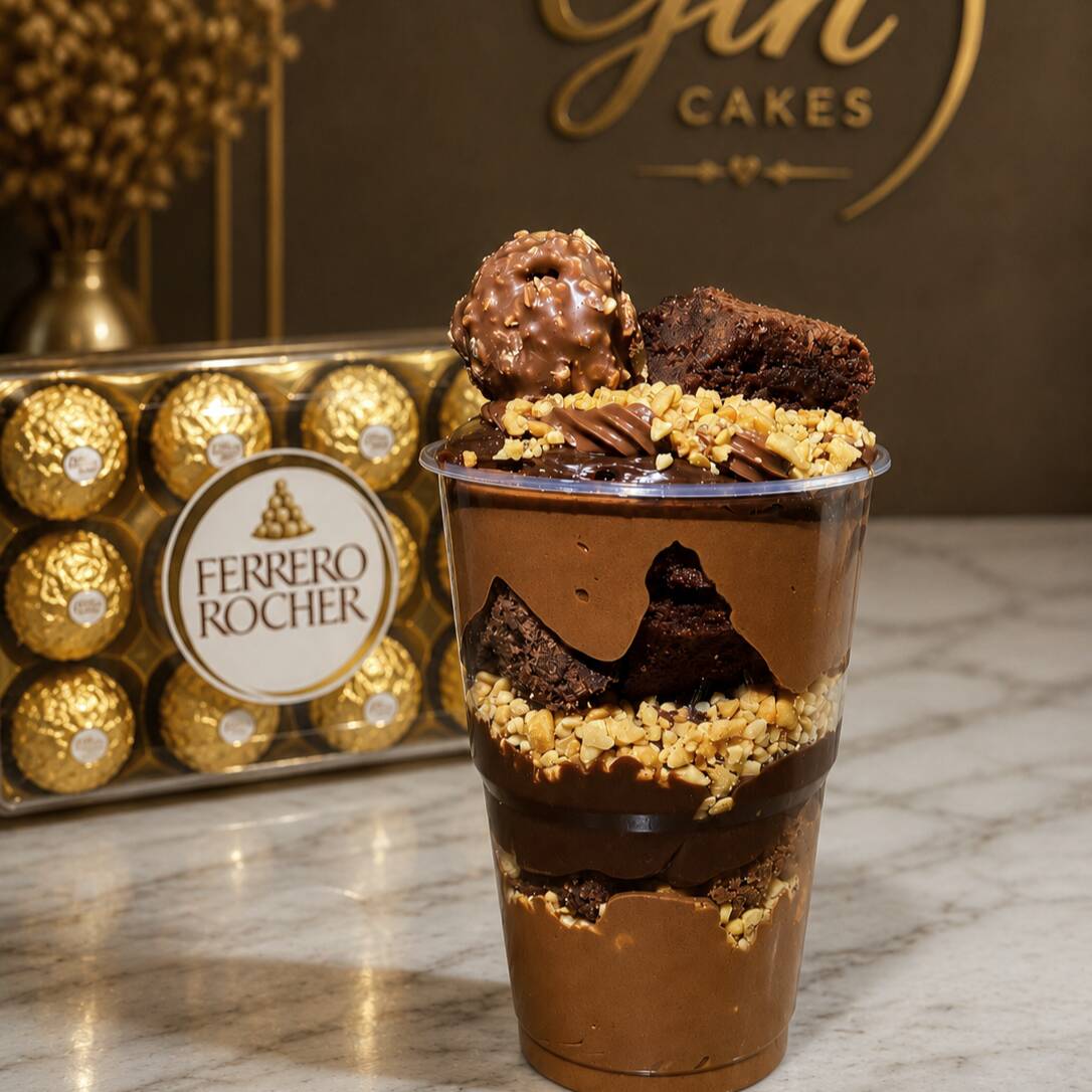 Copo da Felicidade Supreme Ferrero Rocher ✨
Uma experiência premium criada para os verdadeiros amantes de chocolate e avelã. 🤎🍫
O Supreme Ferrero Rocher leva um creme próprio de avelã, extremamente cremoso e marcante, combinado com camadas generosas de brownie artesanal, brigadeiro de chocolate e amendoim crocante, trazendo equilíbrio perfeito entre cremosidade e textura.
Finalizado com um topping irresistível de Nutella, pedaços de brownie e um Ferrero Rocher inteiro no topo, transformando cada colherada em uma explosão de sabor. ✨
Sofisticado, intenso e simplesmente inesquecível. ( Nao acomoanha caixa de ferreiros rocher )