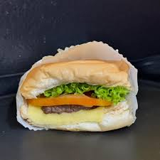 é um dos lanches mais clássicos do Brasil, caracterizado pela combinação simples de hambúrguer, queijo derretido e salada fresca (alface e tomate) no pão.