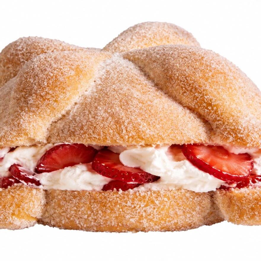 Pan de Muerto Relleno de Fresas con Crema